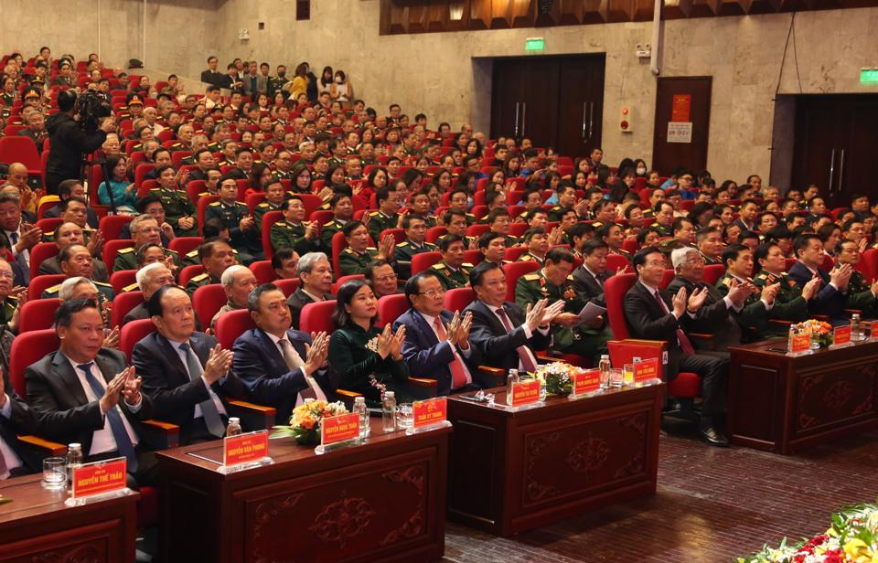 Trọng thể lễ kỷ niệm 50 năm Chiến thắng  Hà Nội - Điện Biên Phủ trên không